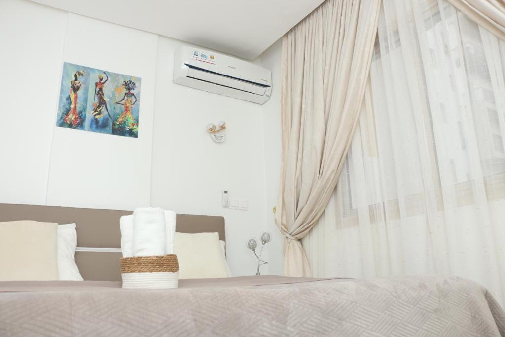 F3 Cite De L'emergence Plateau Apartment